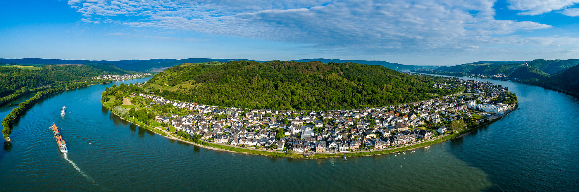 Ausschnitt des Ausblicks auf das Rheintal und die Marksburg rechts im Bild.