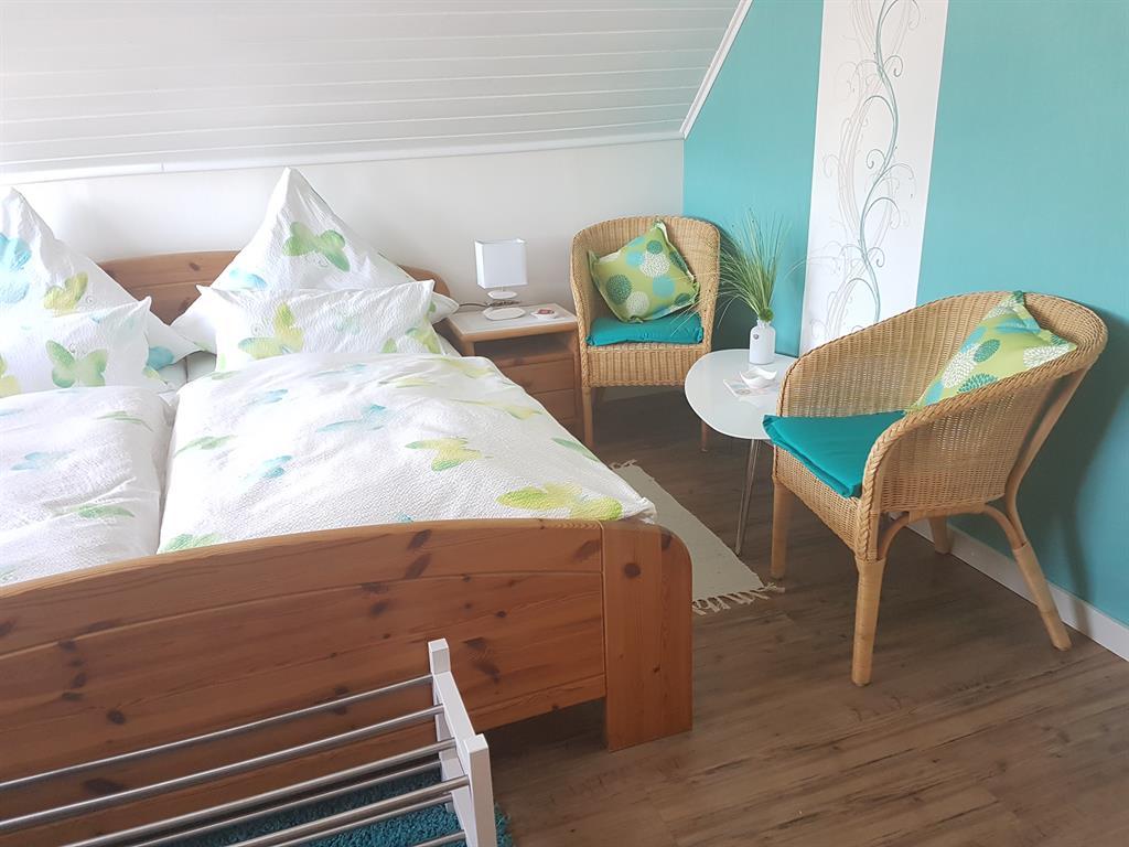 Foto: Ferienzimmer mit Sitzgelegenheit