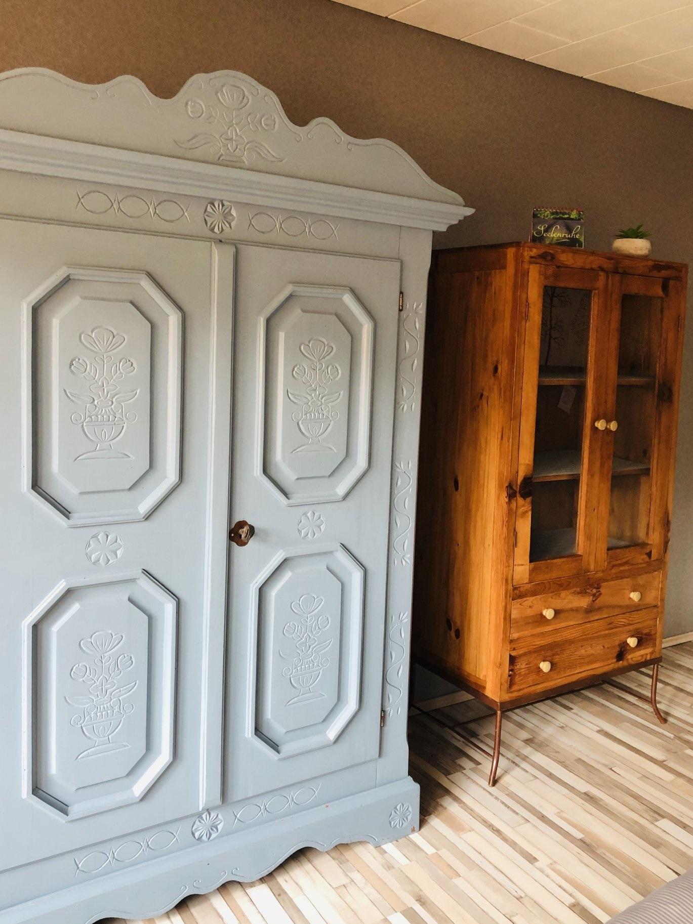 Foto: Kleider- und Wäscheschrank