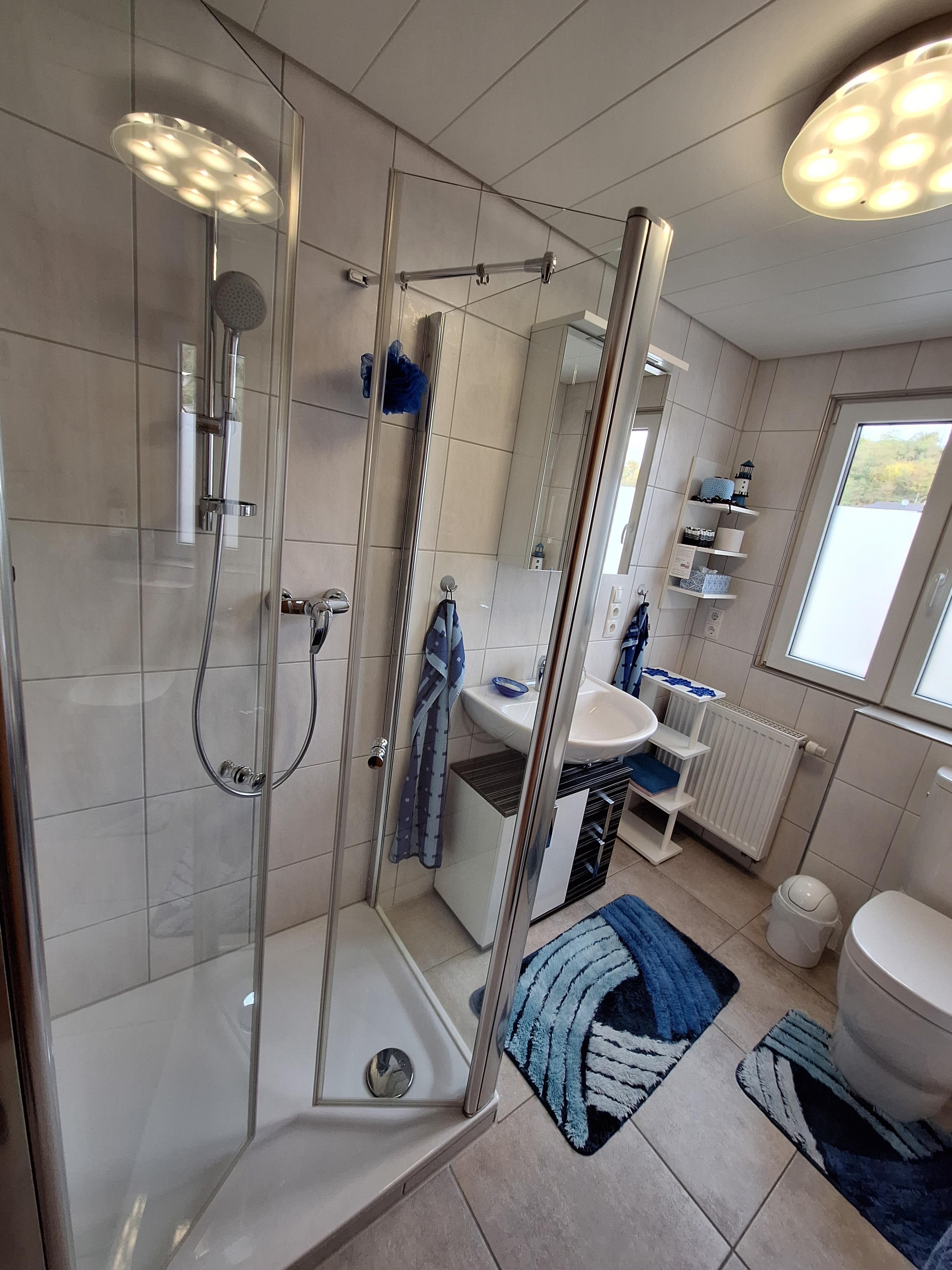 Foto: Badezimmer mit ebenerdger Dusche