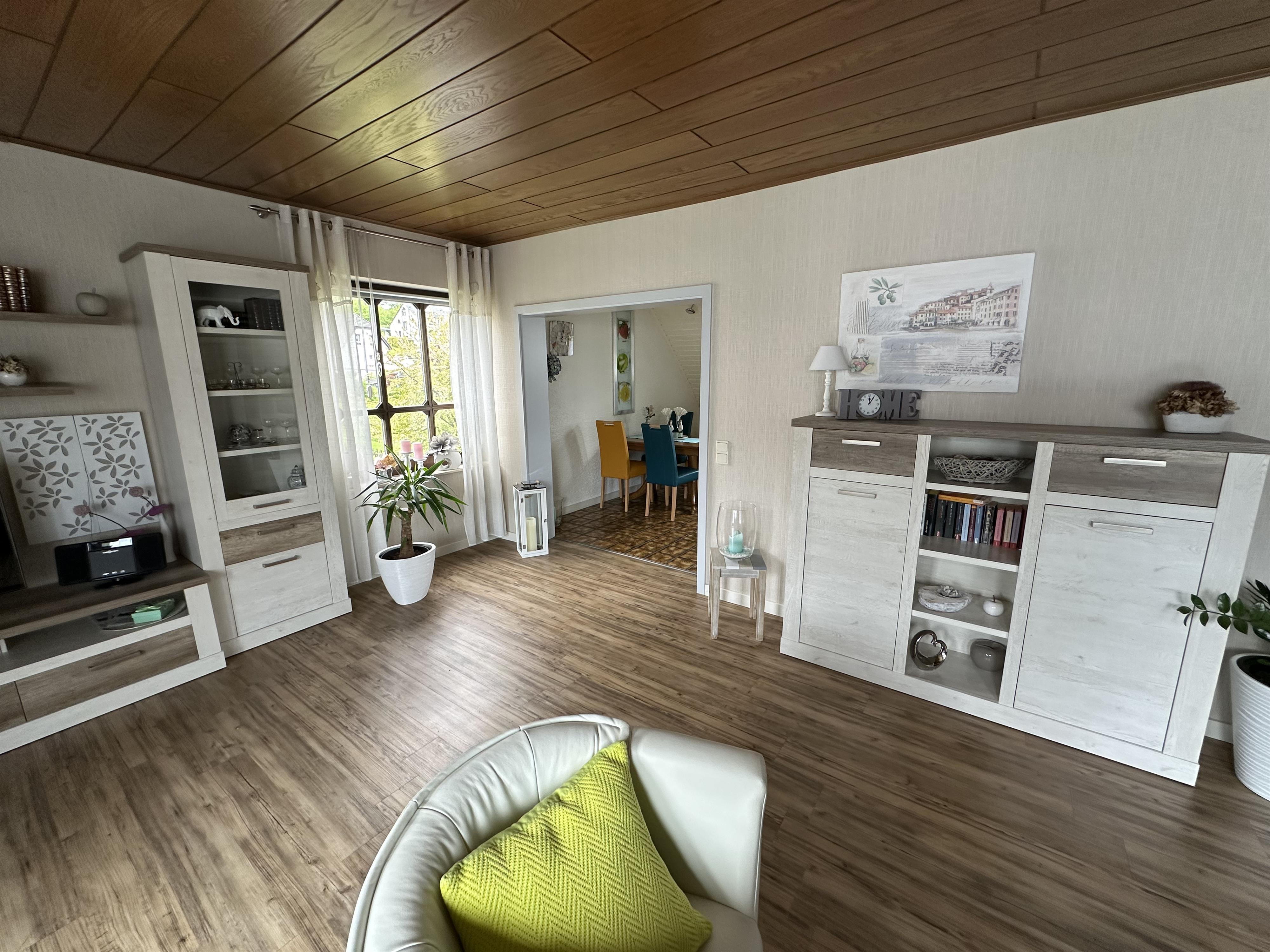 Foto: Blick vom Wohnzimmer zum offenen Durchgang, Küche