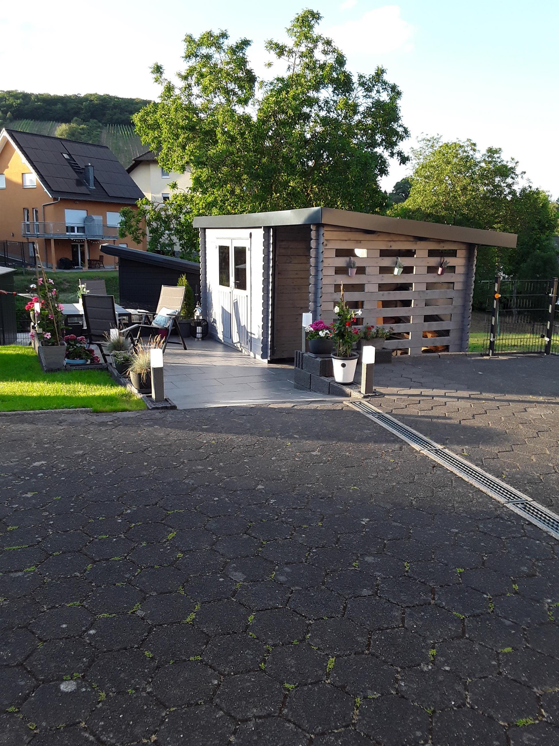 Foto: Parkplatz vor Gartenhaus