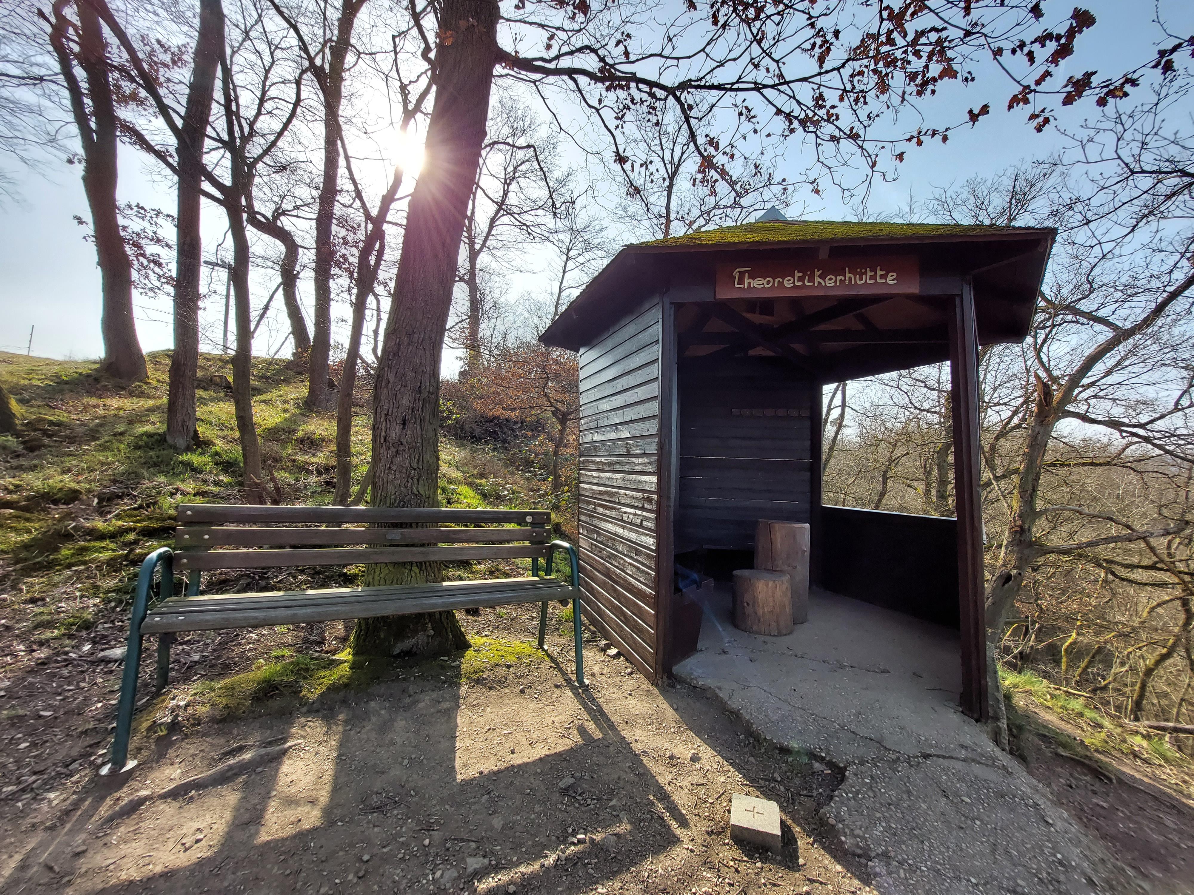 Foto: Hütte und Bank