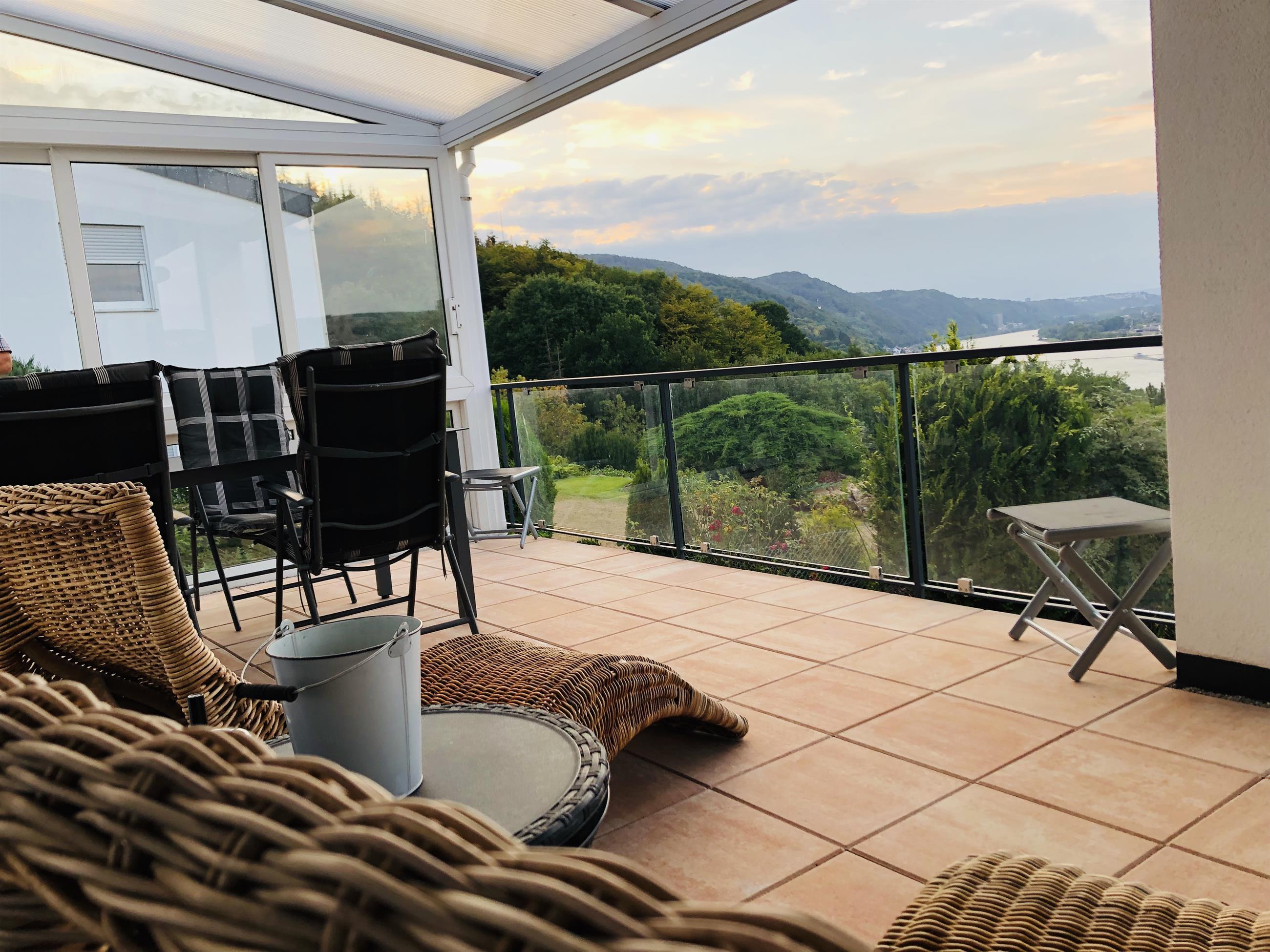 Foto: Terrasse mit Rheinblick