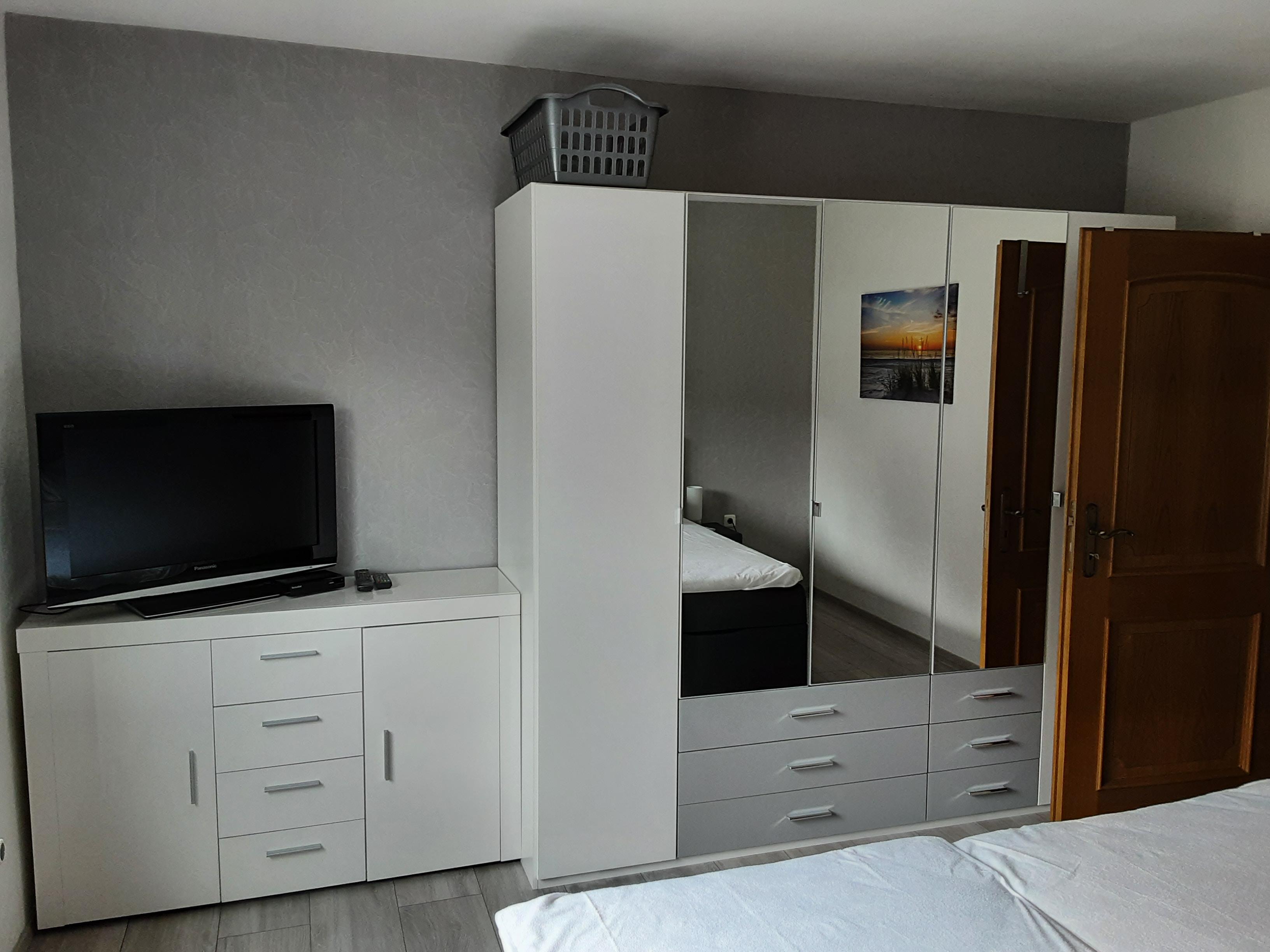 Foto: zusätzlicher TV im Schlafzimmer