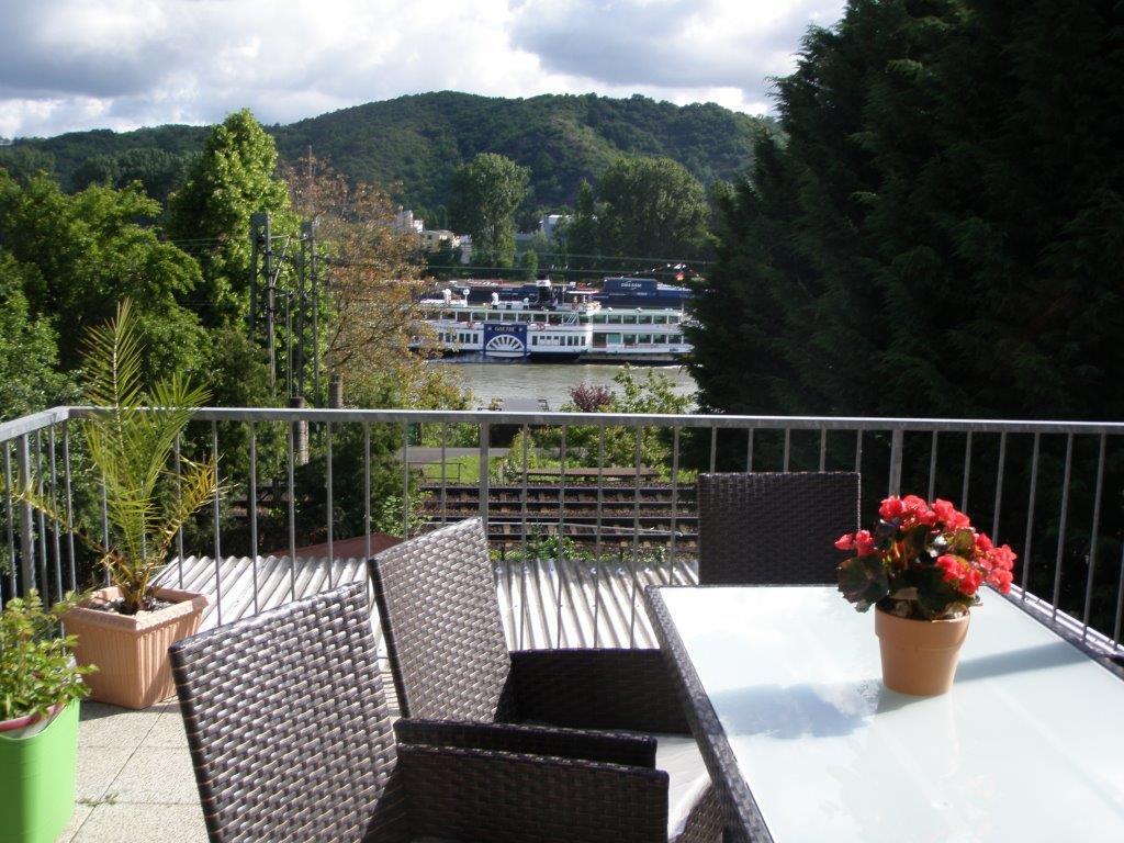 Foto: Terrasse mit Rheinblick