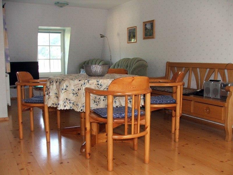 Foto: Wohnraum mit Esstisch