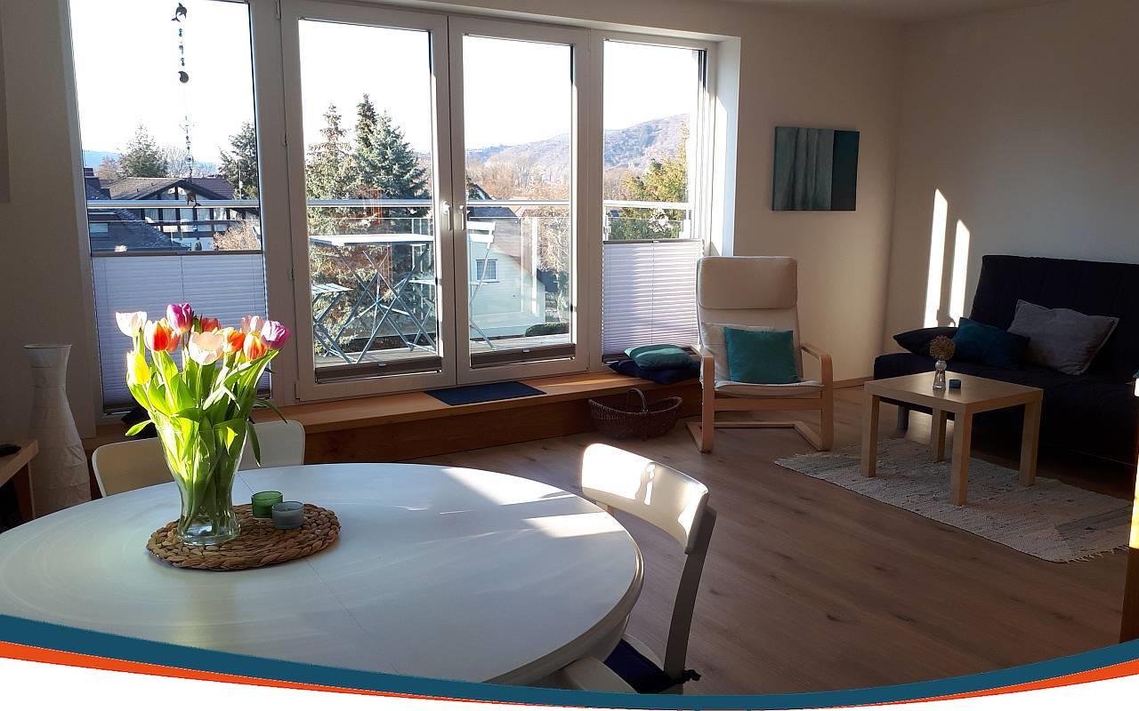 Foto: komfortables Wohnzimmer mit TV und Stereoanlage