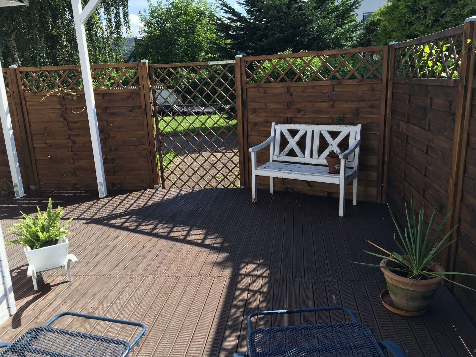 Foto: Terrasse mit Liegestühlen