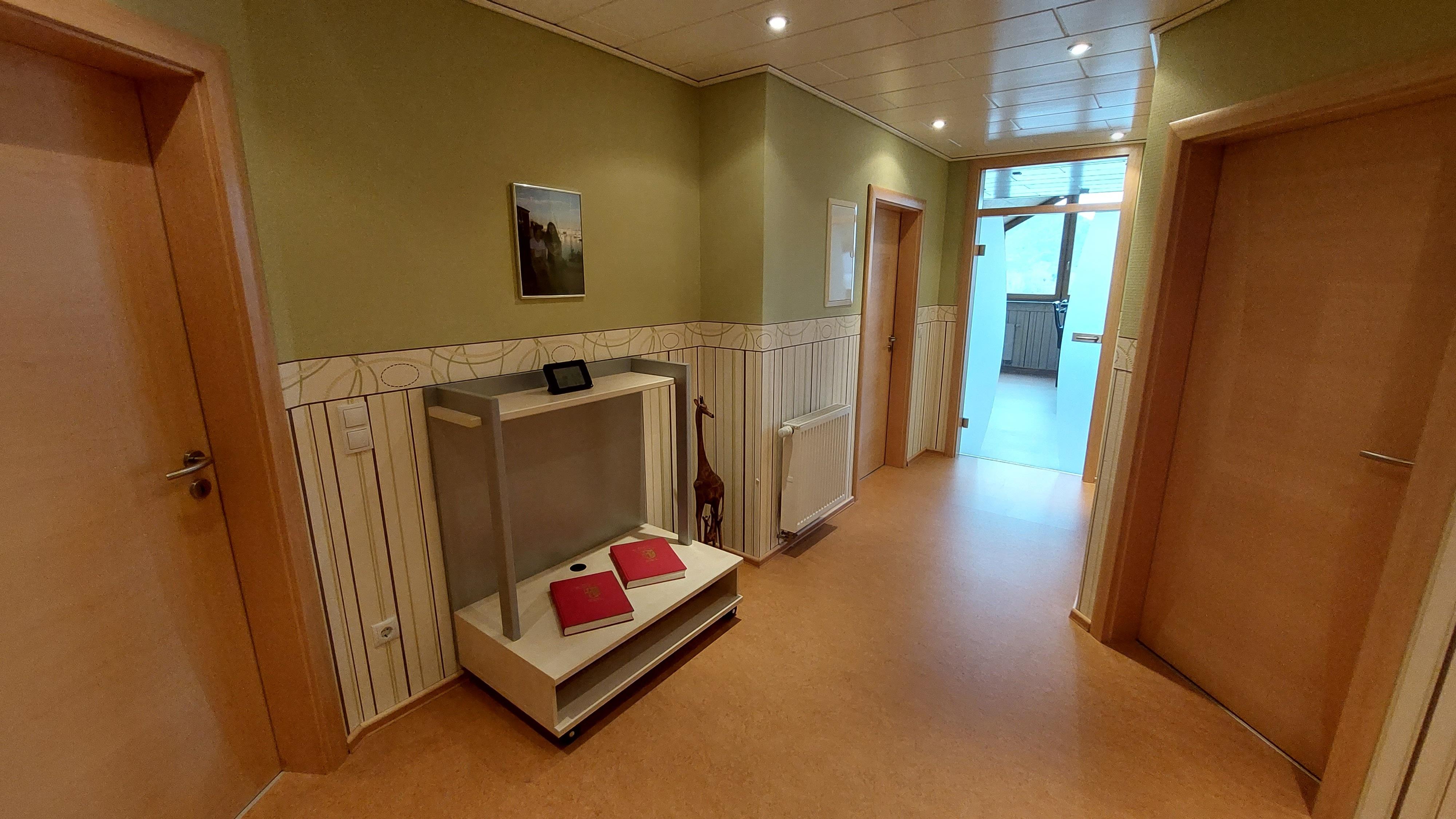 Foto: Flur mit Informationsmaterial