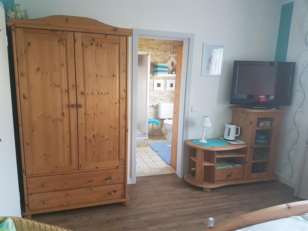 Foto: Blick ins dazugehörige Badezimmer
